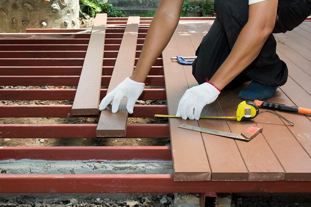 deck de madera para pileta