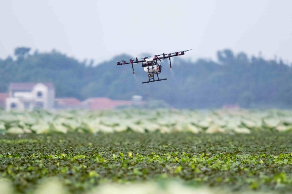 dron agrícola fumigador y pulverizador para el campo